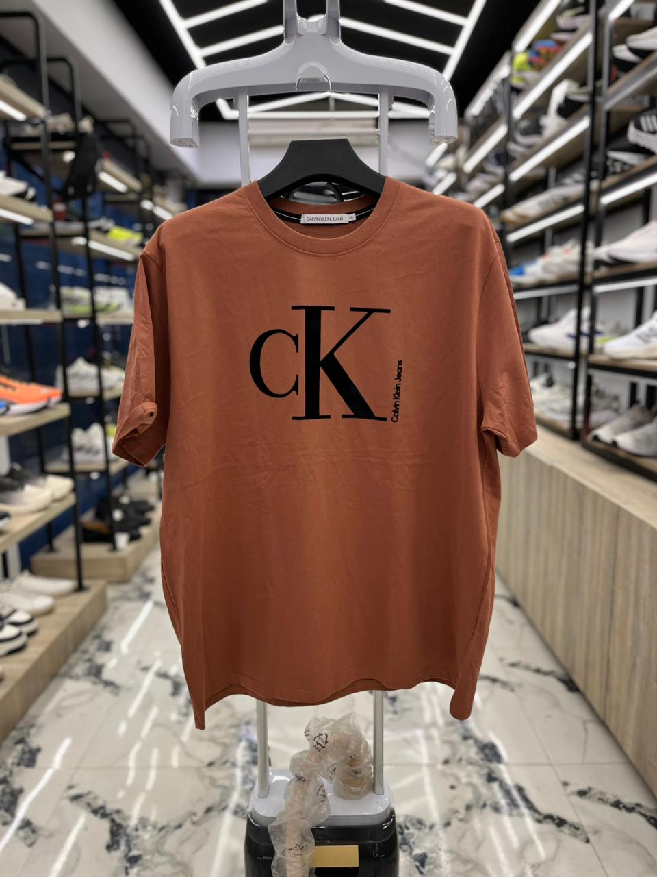 تيشرت راوند ck